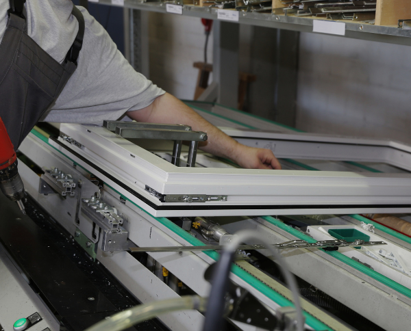 Scopri come abbiamo risolto i problemi di nebbie oleose per un’azienda polacca produttrice di finestre durante l’affilatura degli utensili. trattamento nebbie oleose nell affilatura utensili hf group